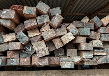 Kalan ahşap parçaları kullanılmıyor ve el sanatlarına dönüştürülecek. Yakın plan..