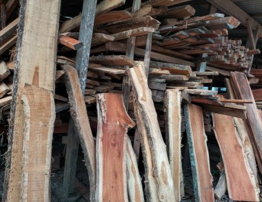 Doğranmış odunlara yakın çekim. Yakacak odun yığıldı ve kış için hazırlandı. Ağaç kütükleri yığını. Doğal ahşap zemin. 