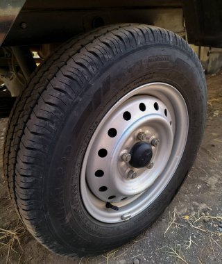 Hafif alaşımlı tekerlekle arabanın ön tarafının yakın görüntüsü. Endonezya 'da. Tekerlekli pikaplar. 