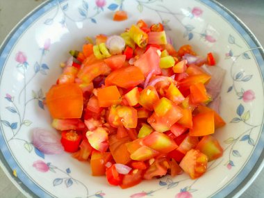 Sıcak ve baharatlı kırmızı biber ve kırmızı soğan karışımı Endonezya 'da küçük bir kasede servis edilir..