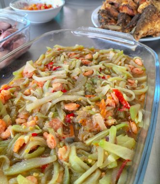 Seçici odaklanma. Karıştırılmış şalgam, sotelenerek pişirilen şalgam, karides ve yumurtadan oluşan bir yemektir. Tabakta servis edilmiş. Endonezya yemekleri.