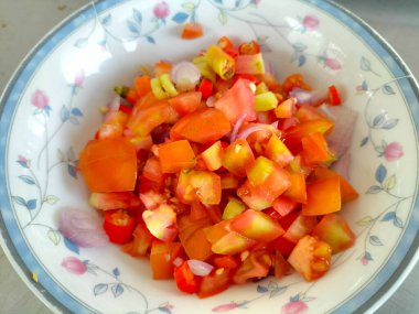 Sıcak ve baharatlı kırmızı biber ve kırmızı soğan karışımı Endonezya 'da küçük bir kasede servis edilir..