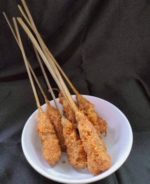 Seçici odaklanma. Sempol ya da Sempolan denilen Endonezya sokak yemekleri. Tavuk, tapyoka unu ve yumurtadan yapılmış java bölgesinden popüler bir aperatif. Sonra da satay gibi şişlerin üzerine koy.. 