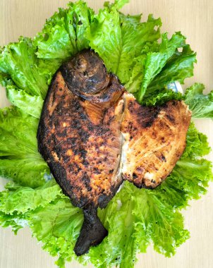 Tabakta kızartılmış balık taze yeşil marul.. 