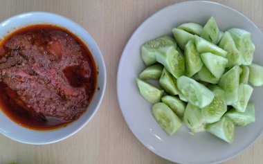 Sambal lalapan. Özellikle Endonezya 'nın geleneksel mezesi Batı Java Bandung. Taze sebzeli acılı karides ezmesi. Seçici odak.