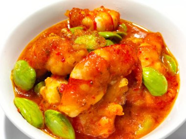 Seçici odaklanma. Biberli karides ya da petai ya da beyaz arka planda Pete 'li Sambal Udang. Endonezya mutfağı yemekleri. 