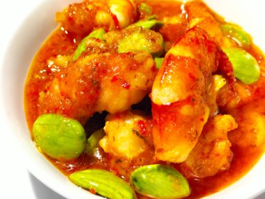 Seçici odaklanma. Biberli karides ya da petai ya da beyaz arka planda Pete 'li Sambal Udang. Endonezya mutfağı yemekleri. 