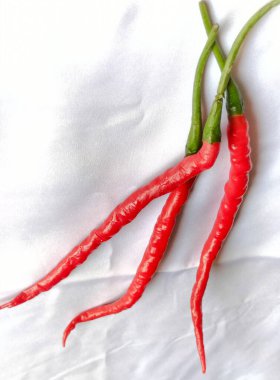 Beyaz arka planda taze kırmızı biber. Seçici odak.