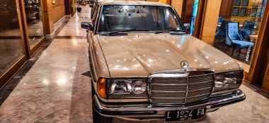 Klasik Mercedes-Benz arabası. Klasik ve antika arabaların statik sergisi. Balikpapan - Endonezya.