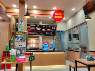 Seçici odaklanma. Roket tavuk yediğin yerin atmosferi sakin. Roket Tavuk yerel Endonezya markasını çıtır çıtır yapıyor. Kendal - Endonezya.