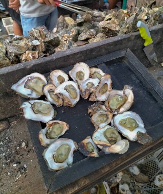 Kendal, Central Java 'daki yerel bir restoran tarafından sunulan ızgara istiridyenin yakın görüntüsü. İstiridye popüler ve ünlü yerel yemektir. Izgara taze istiridye..