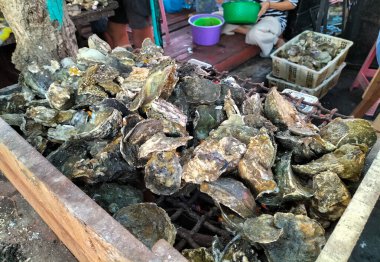 Kendal, Central Java 'daki yerel bir restoran tarafından sunulan ızgara istiridyenin yakın görüntüsü. İstiridye popüler ve ünlü yerel yemektir. Izgara taze istiridye..