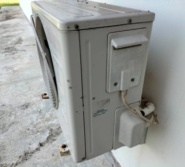 Seçici odaklanma. Beyaz duvara eski beyaz klima kompresörü yerleştirilmiş.. 