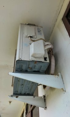 Seçici odaklanma. Beyaz duvara eski beyaz klima kompresörü yerleştirilmiş.. 