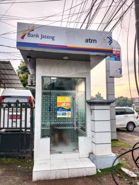 Banka Jateng 'in Patebon Bölge Ofisi' ndeki ATM 'sinde bazı sorunlar yaşanıyor. Seçici odak.