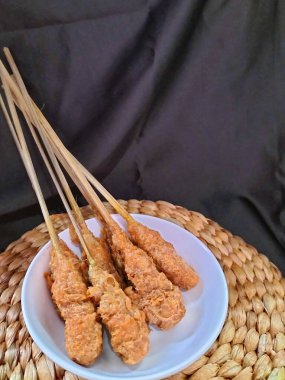 Seçici odaklanma. Sempol ya da Sempolan denilen Endonezya sokak yemekleri. Tavuk, tapyoka unu ve yumurtadan yapılmış java bölgesinden popüler bir aperatif. Sonra da satay gibi şişlerin üzerine koy.. 