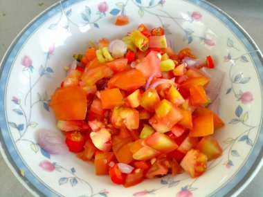 Sıcak ve baharatlı kırmızı biber ve kırmızı soğan karışımı Endonezya 'da küçük bir kasede servis edilir..