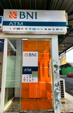 BNI banka şubelerinden birindeki otomatik veznedarın ön görüntüsü. Kendal - Endonezya.