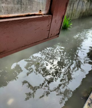 Merkez Java, Endonezya 'daki evlerde ve kırsal yollarda sel baskınları. İyi bir fırtına ve sağanak yağmurdan sonra birkaç gün.