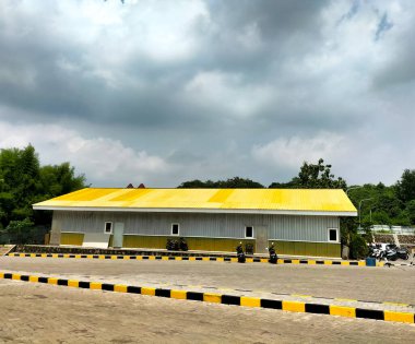 Seçici odaklanma. Semarang Muhammadiyah Üniversitesi Mühendislik Fakültesi (UNIMUS). Gökyüzü arkaplanı.