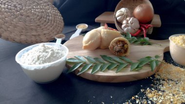 Çeşitli aromalı kızarmış pastel, lezzetli yiyecekler. Tütsülenmiş Skipjack Pastel. Seçici odak. 