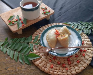 Çeşitli aromalı kızarmış pastel, lezzetli yiyecekler. Tütsülenmiş Skipjack Pastel. Seçici odak. 