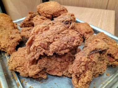 Gri tabakta kızarmış tavuk manzarası. Fast food menüsü, çıtır tavuk..