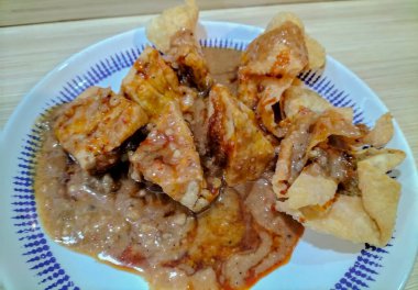 Batagor 'un yakın görüntüsü. Batagor, Bandung, Batı Java, Endonezya 'dan geleneksel yemek türleri olan bakso tahu goreng' in kısaltmasıdır..