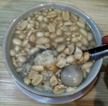 Zencefil özüyle karıştırılmış bir kase fıstık. Fıstık çorbası. Seçici odak.