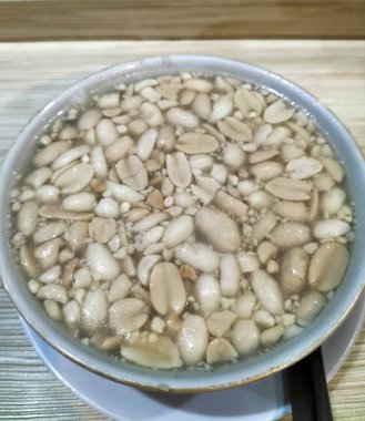 Zencefil özüyle karıştırılmış bir kase fıstık. Fıstık çorbası. Seçici odak.