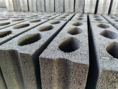 Seçici odaklanma. Endonezya 'da satılık gri taş yığınları. 