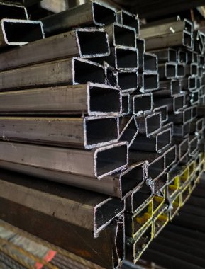 Deforme olmuş parmaklıkların yakın görüntüsü eğilmiyor. İnşaat alanında inşaat demiri, çelik paslı. Seçici odak.