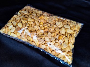 Seçici odaklanma. Kacang Koro veya Kacang Parang veya Koro Bean. Bir tür baklagil, protein içerir. Endonezya 'dan geleneksel bir aperatif. Koro Fasulyesi izole edilmiş siyah arkaplan.