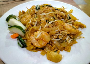 Seçici odaklanma. Kwetiaw ya da Kwetiau manzarası. Köfteli ve sebzeli kızarmış pirinç eriştesi. Kızarmış kwetiau tipik bir Endonezya Çin yemeğidir. Endonezya 'da popüler.