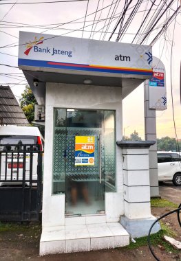 Seçici odaklanma. Otomatik Teller Makine Merkezi, Jateng Bankası. Kendal, Endonezya.