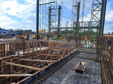 Seçici odaklanma. İnşaat alanında vakıf çalışması.