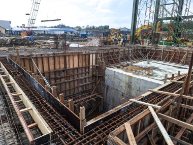 Seçici odaklanma. İnşaat alanında vakıf çalışması.