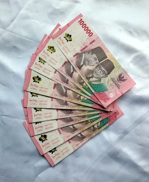 Endonezya parası manzarası. Yeni bir banknot serisi. Beyaz arka planı olan rupiah parası. Yüz bin rupiah..