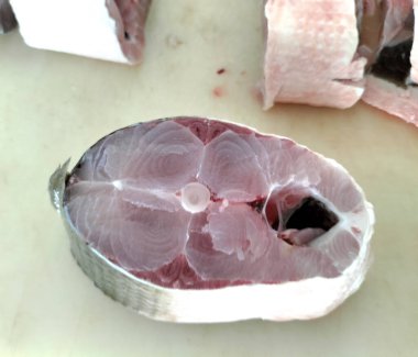 Taze süt balığı ve sütçü balığı pazarda. Seçici odak.