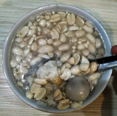 Zencefil özüyle karıştırılmış bir kase fıstık. Fıstık çorbası. Seçici odak.