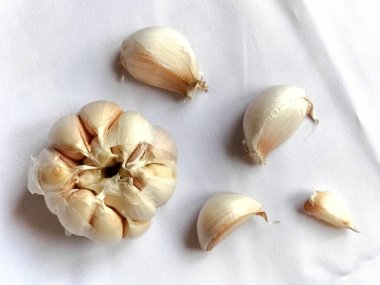 Seçici odaklanma. Taze sarımsak. Beyaz arkaplanda çiğ sarımsak. 