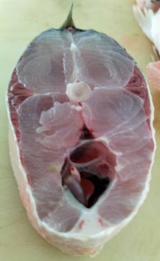 Süt balığı, alabalık, biftek, kesme tahtasında bir dilim taze çiğ balık. Seçici odak.