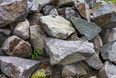 Kireç taşı yığınları, inşaatta ya da havan topu bileşeni olarak kullanılan taşlar. Taşları kır. Kapat..