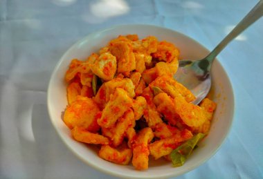 Seçici odaklanma. Tahu Balado ya da baharatlı tofu, baharatlarla hazırlanmış Endonezya yemeği: arpacık soğanı, sarımsak, büyük kırmızı biber, kahverengi ve beyaz şeker. Tahu Balado kasede servis edilir.