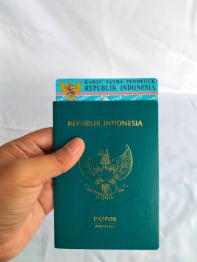 Yakın plan. Endonezya yeşil pasaportu ve Endonezya vatandaşlarına ait Endonezya kimlik kartı. Bu iki yasal belge yurtdışına gitmek için kullanılıyor.. 