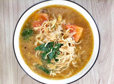 Jamie Godog Jawa ya da Bakmi Jawa ya da Java noodle ya da mie rebus ya da haşlanmış şehriye manzarası. Java 'dan geleneksel Endonezya sokak eriştesi. Yakın plan..