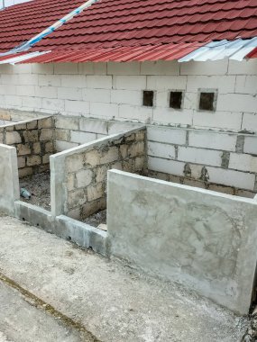 Citra Mutiara konut kompleksindeki yeni beton çöp kutularının yakın görüntüsü. 