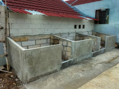 Citra Mutiara konut kompleksindeki yeni beton çöp kutularının yakın görüntüsü. 