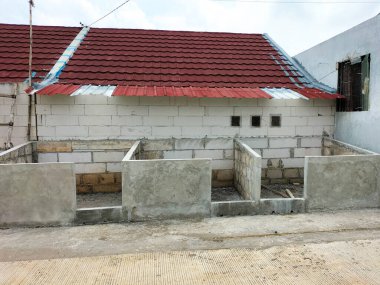 Citra Mutiara konut kompleksindeki yeni beton çöp kutularının yakın görüntüsü. 