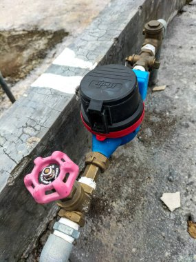 Seçici odaklanma. Endonezya 'daki PDAM şirketinin günlük temiz su ihtiyacı için su sayacı. PDAM içme suyu. Endonezya.